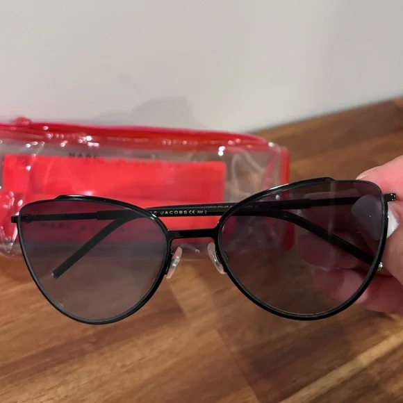 Marc by Marc Jacobs Black Cat Eye Sunglasses w/ Red Case 100% Authentic Women's - Picture 8 of 16